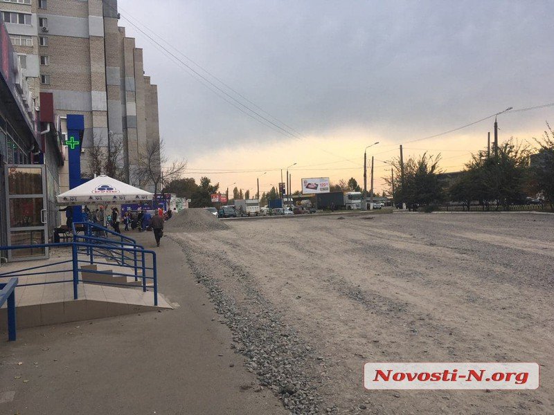 В Николаеве с помощью палет и тележек переместили автомобиль «героя парковки» (ФОТО)
