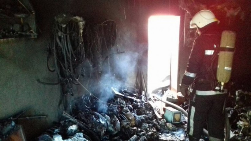 В Николаеве спасатели вынесли мужчину из горящего гаража (ФОТО)