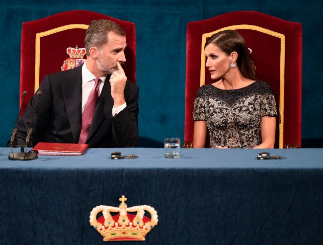 Королева Испании вышла в свет в идеальном образе (ФОТО)