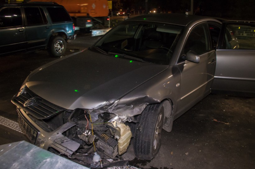 В Киеве на перекрестке улиц Елены Телиги и Ольжича Ford разбил Volkswagen и скрылся (ФОТО, ВИДЕО)
