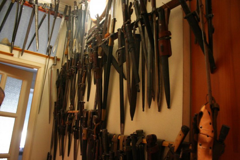 Прокуратура ищет причастного к пропаже коллекции оружия, что "всплыла" у Пшонки