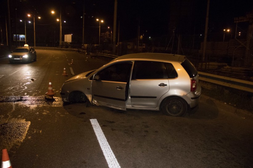 Ночью в Киеве пьяный водитель на Volkswagen протаранил отбойник, авто лишилось колеса (ФОТО)