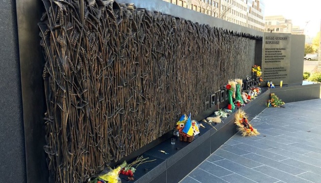 Порошенко поблагодарил Сенат США за признание Голодомора геноцидом украинцев Порошенко поблагодарил Сенат США за признание Голодомора геноцидом украинцев