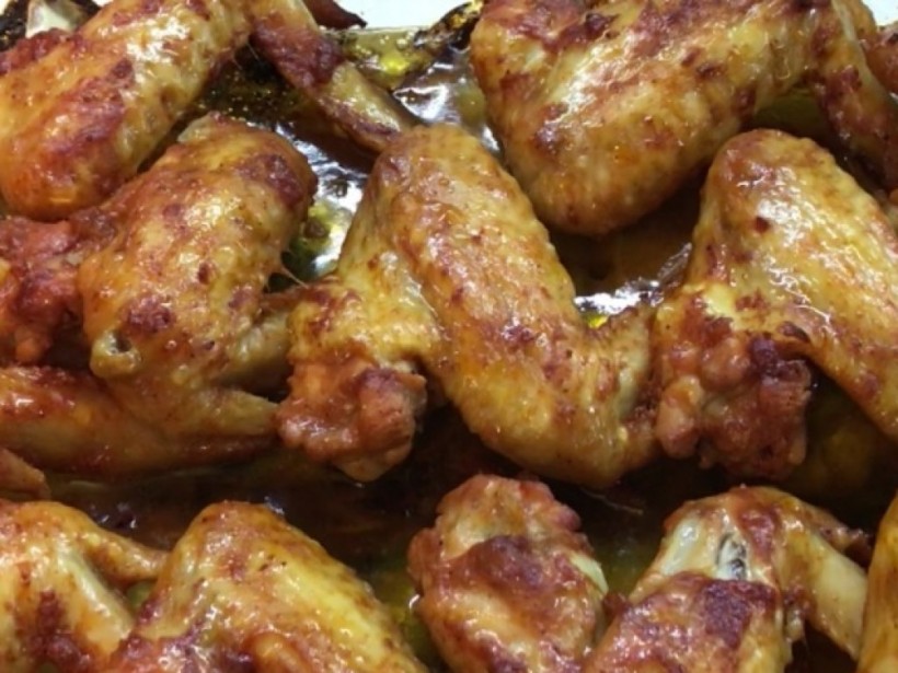 Рецепт дня: Ароматные румяные крылышки в духовке