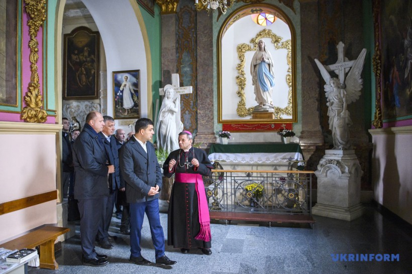 Гройсман встретился с епископом Каменец-Подольской епархии 