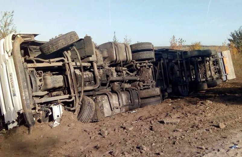 В девяти километрах от Ровно перевернулись два грузовика (ФОТО, ВИДЕО)