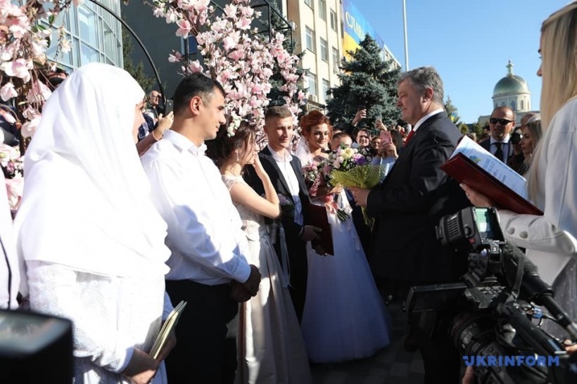 Порошенко пожелал молодоженам-болградцам любви, как у него с женой 