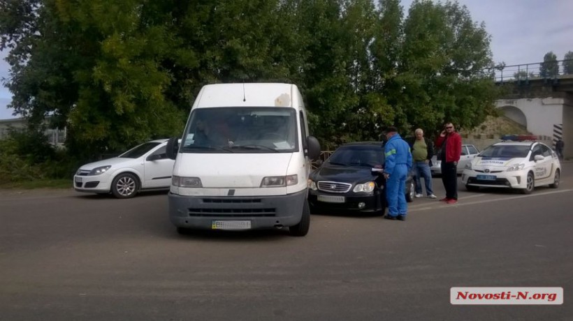 На въезде в Николаев произошло столкновение микроавтобуса и легковушки (ФОТО)