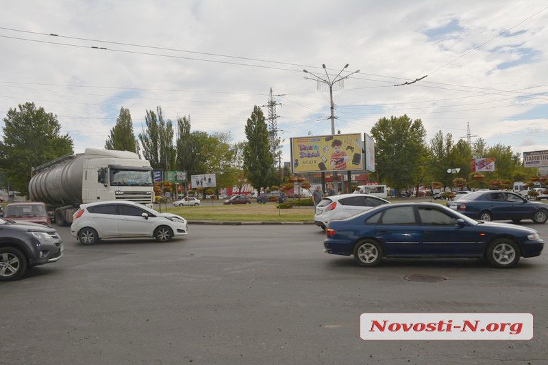 В Николаеве возле автовокзала столкнулись два «Форда»: образовалась пробка (ФОТО)