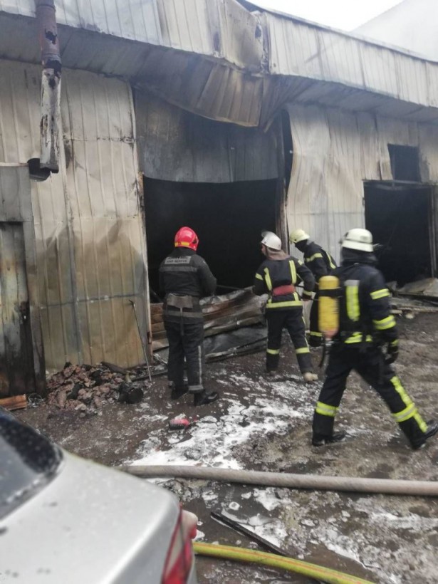 Два элитных Porsche и еще пять автомобилей сгорели на СТО в Киеве  (ФОТО)