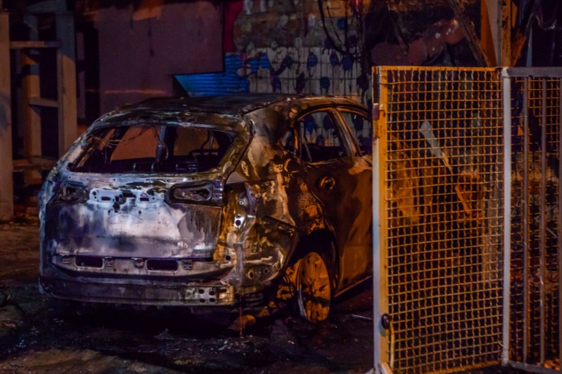 В центре Днепра дотла выгорели элитные автомобили Tesla и Lexus (ФОТО)