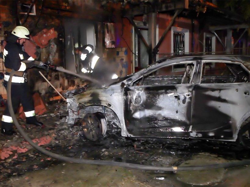 В центре Днепра дотла выгорели элитные автомобили Tesla и Lexus (ФОТО) В центре Днепра дотла выгорели элитные автомобили Tesla и Lexus (ФОТО)