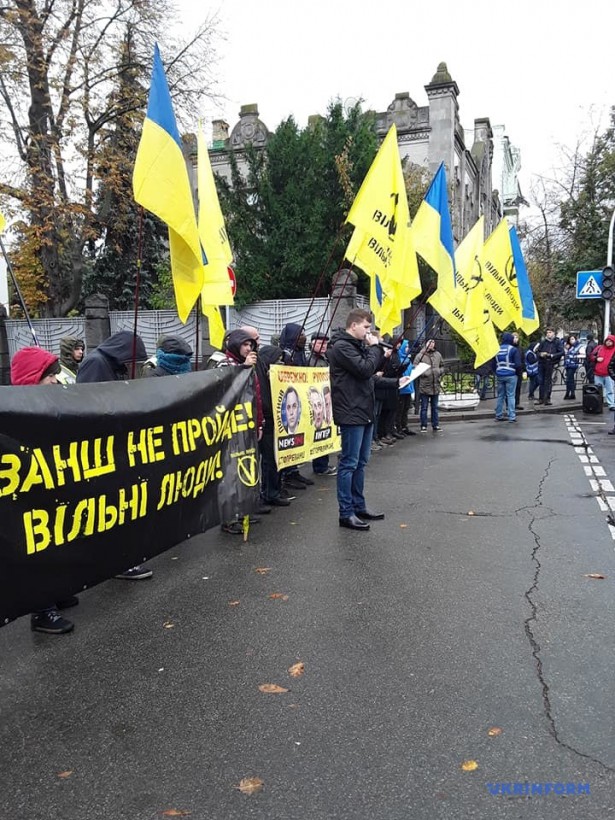 На Банковой требуют санкций против каналов «112 Украина» и NewsOne
