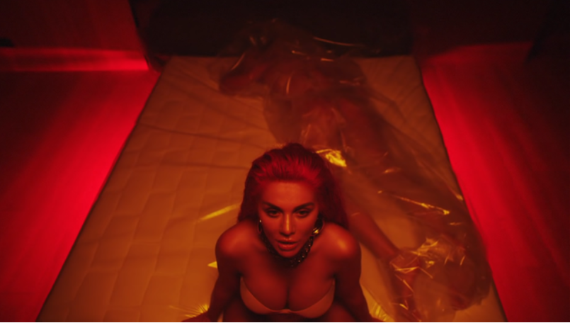 Клип Анны Седоковой вызывал ажиотаж в Сети: слишком много крови и труп в целлофане (ФОТО) Клип Анны Седоковой вызывал ажиотаж в Сети: слишком много крови и труп в целлофане (ФОТО)