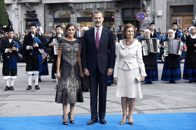 Королева Испании вышла в свет в идеальном образе (ФОТО)