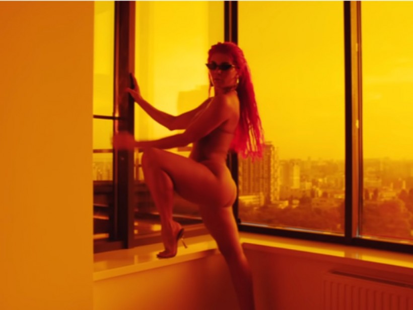 Клип Анны Седоковой вызывал ажиотаж в Сети: слишком много крови и труп в целлофане (ФОТО) Клип Анны Седоковой вызывал ажиотаж в Сети: слишком много крови и труп в целлофане (ФОТО)