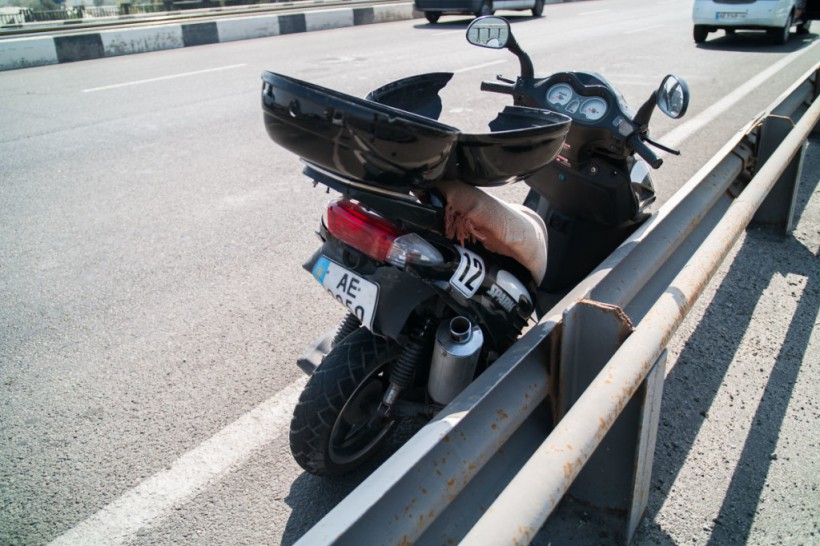 В Днепре Renault сбил скутериста: пострадал мужчина (ФОТО) В Днепре Renault сбил скутериста: пострадал мужчина (ФОТО)