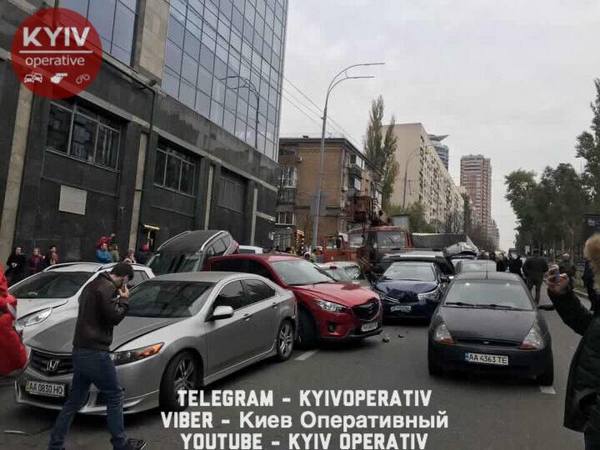 Масштабное ДТП в центре Киева: полиция уточнила количество разбившихся авто на бульваре Леси Украинки (ФОТО, ВИДЕО)
