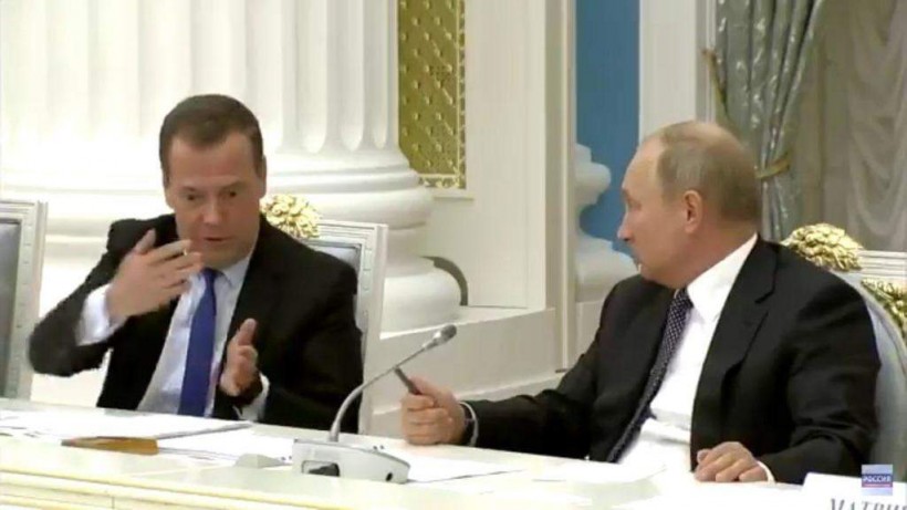 Сеть обсуждает фото, на котором Путин оказался ниже Медведева