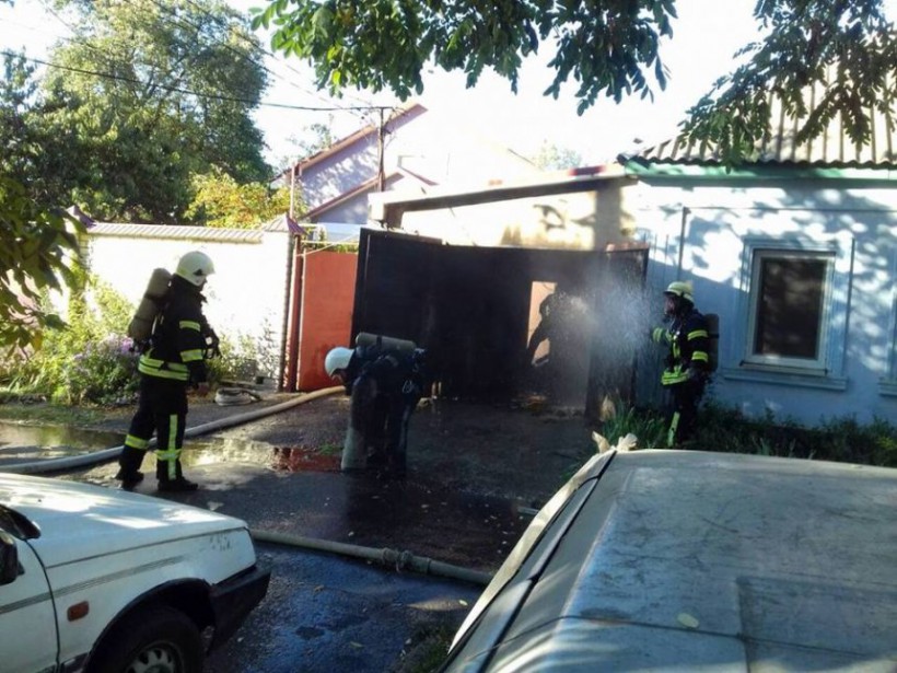 В Николаеве спасатели вынесли мужчину из горящего гаража (ФОТО)