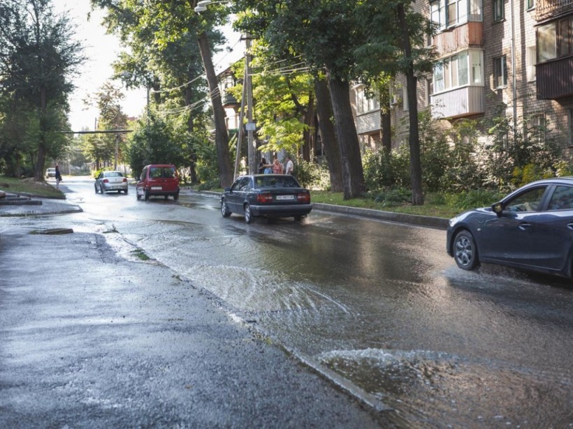 Улицу заливает мощным потоком: В Днепре прорвало водопроводную трубу (ФОТО)