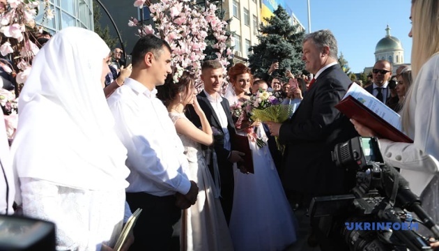Порошенко пожелал молодоженам-болградцев любви, как у него с женой 