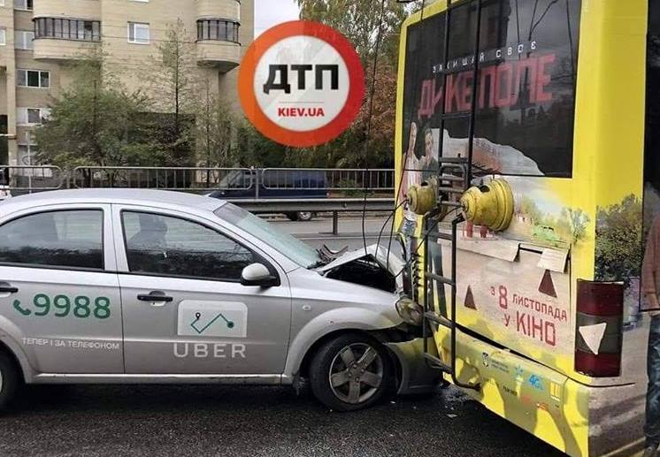 В Киеве таксист Uber протаранил троллейбус (ФОТО)