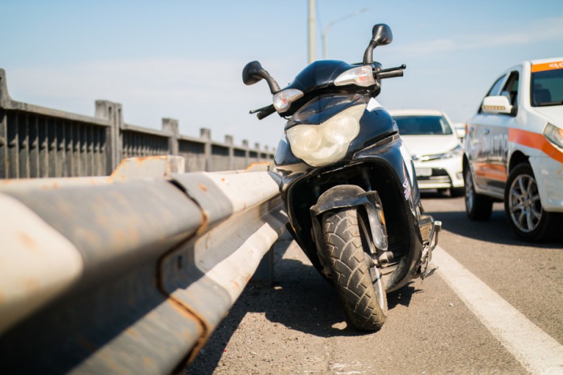 В Днепре Renault сбил скутериста: пострадал мужчина (ФОТО) В Днепре Renault сбил скутериста: пострадал мужчина (ФОТО)