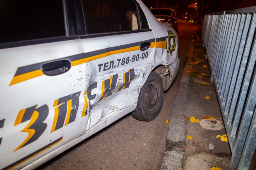 В Днепре столкнулись такси и автомобиль охранной службы (ФОТО, ВИДЕО)
