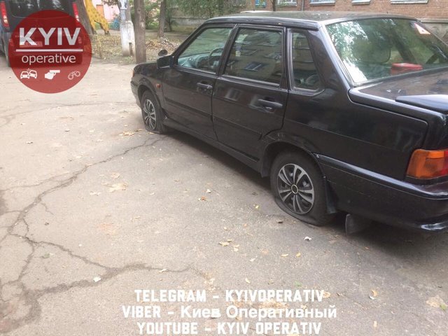 Неизвестные проткнули колеса десятку автомобилей, припаркованных возле общежитий в Киеве (ФОТО)