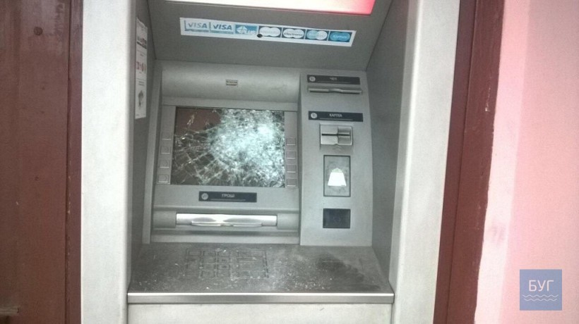 В Нововолынске ограбили два магазина и банкомат (ФОТО)