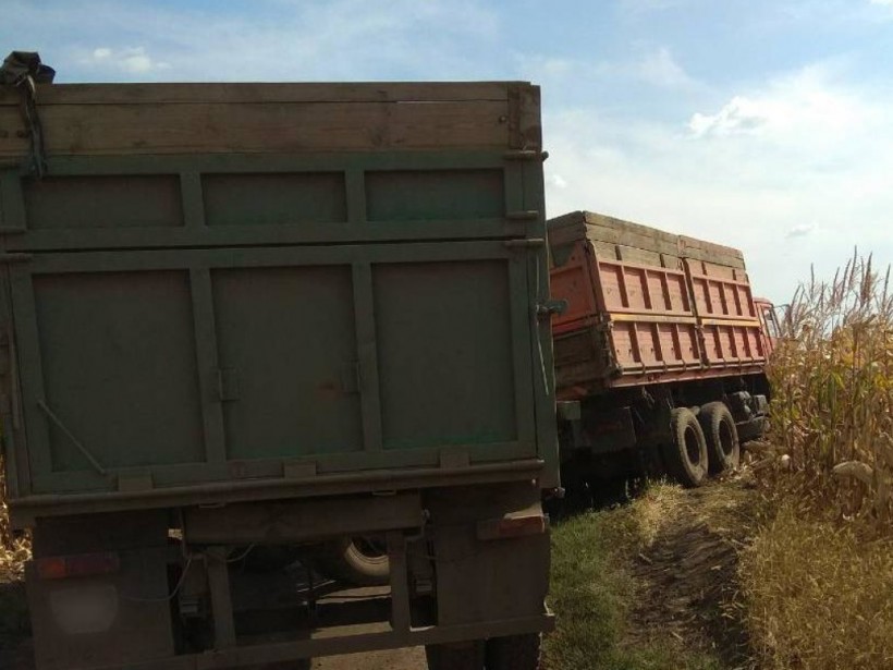 В селе под Харьковом КамАЗ с прицепом сбил насмерть двух человек на скутере (ФОТО) В селе под Харьковом КамАЗ с прицепом сбил насмерть двух человек на скутере (ФОТО)