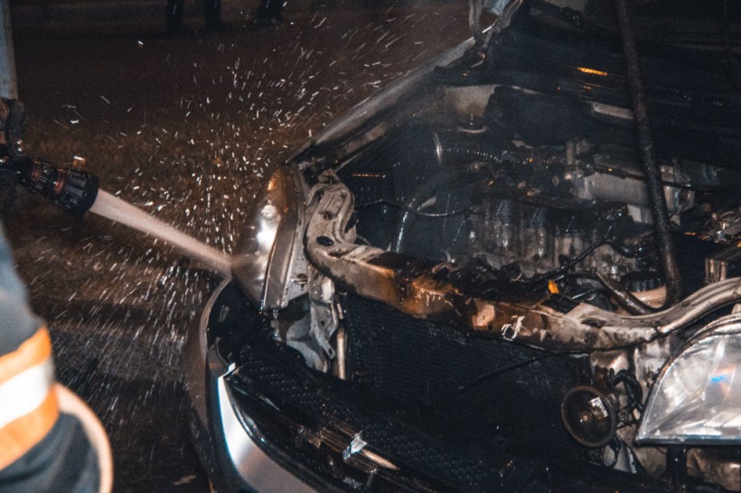На Оболони в Киеве Chevrolet снес столб и вспыхнул (ФОТО, ВИДЕО)