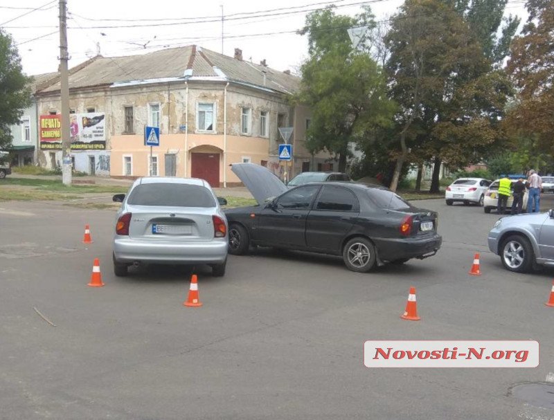 В Николаеве столкнулись Chevrolet и автомобиль «медицинской помощи» (ФОТО)