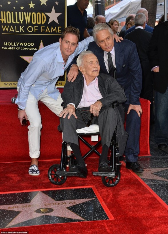 74-летний Майкл Дуглас получил звезду на Аллее славы в Голливуде (ФОТО)