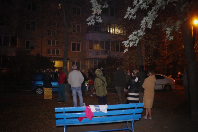 В Киеве на Русановке из-за пожара в квартире эвакуировали жильцов (ФОТО) В Киеве на Русановке из-за пожара в квартире эвакуировали жильцов (ФОТО)