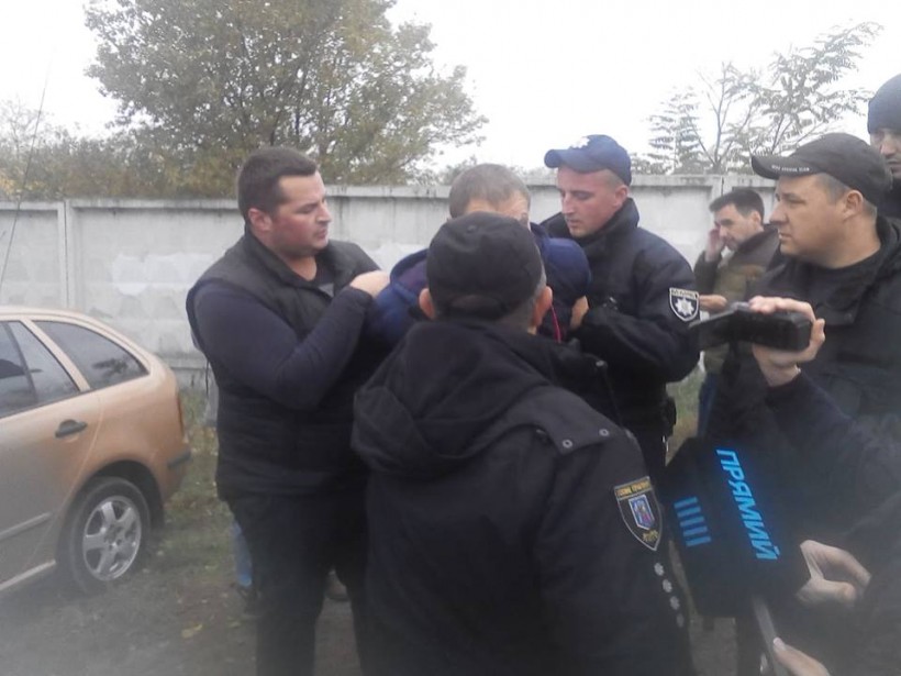 Акция протеста на Харьковском шоссе: полиция задержала провокатора с молотком (ФОТО, ВИДЕО)
