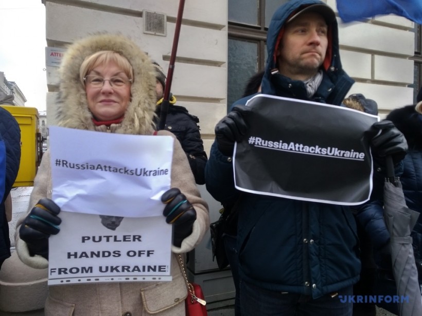 Посольство РФ в Австрии пикетировали из-за нападения на украинские корабли