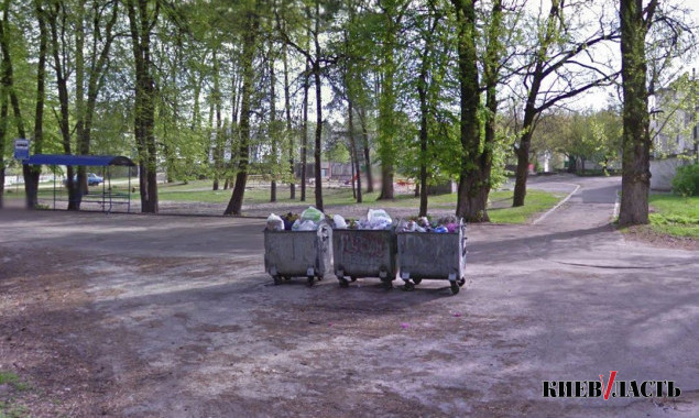 В поселке под Киевом перестали вывозить мусор (ФОТО)