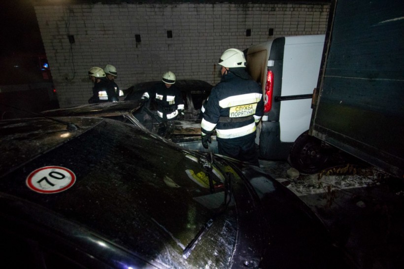 В Днепре на стоянке сгорели четыре автомобиля (ФОТО, ВИДЕО)