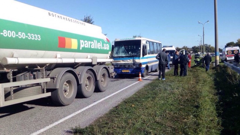 На Днепропетровщине автобус врезался в бензовоз, есть пострадавшие – ГСЧС (ФОТО)