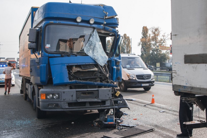 В Киеве на Кольцевой дороге столкнулись два грузовика: пострадал мужчина (ФОТО)