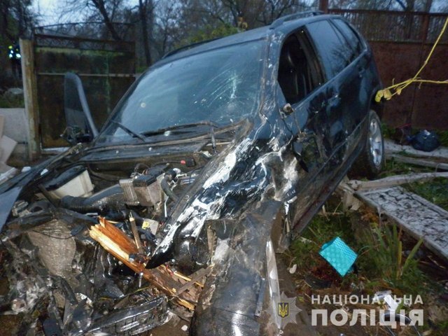 ДТП в Житомире: автомобиль  BMW X5 врезался в забор и перевернулась, водитель погиб (ФОТО)
