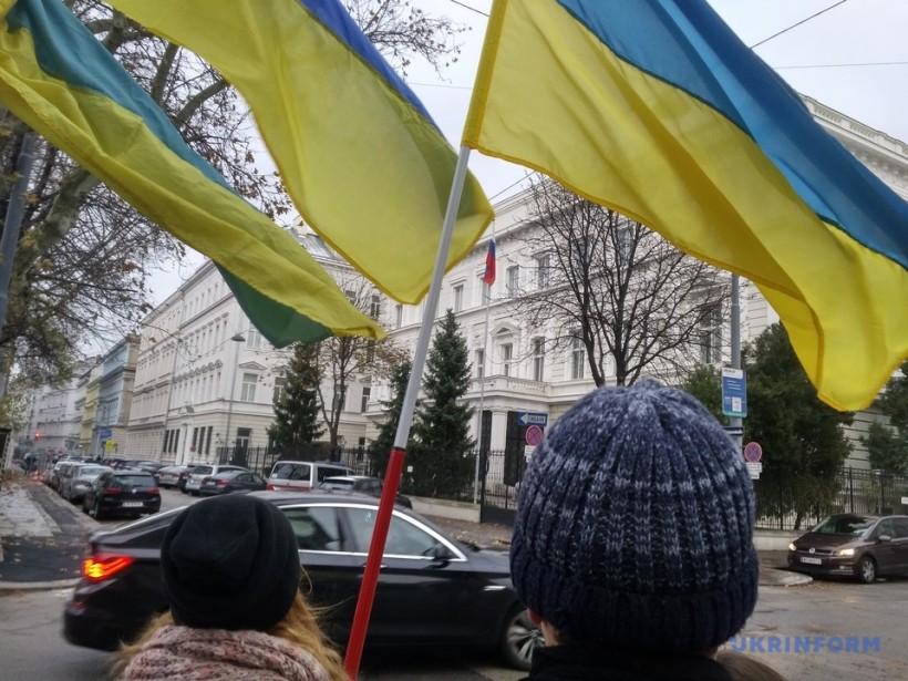 Посольство РФ в Австрии пикетировали из-за нападения на украинские корабли