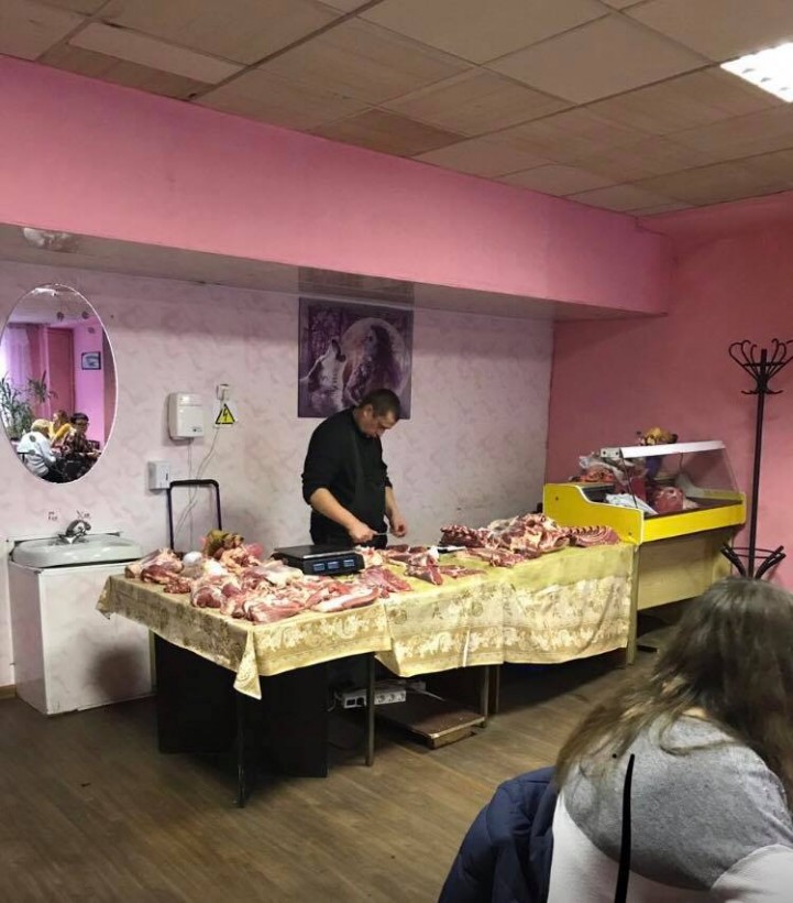 Вопиющее нарушение санитарных норм: в столичном онкоцентре продавали сырое мясо (ФОТО)
