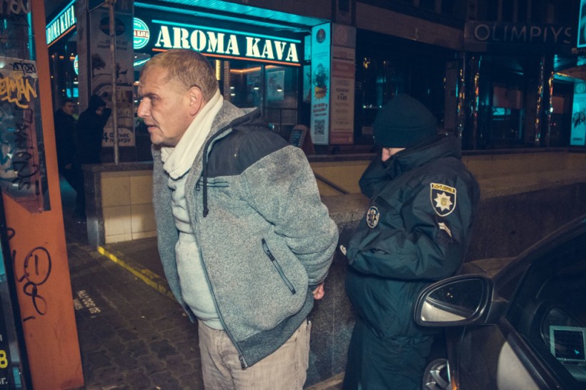 Патрульный брызнул перцовый газ: в центре Киева водитель Uber зажал руку полицейского стеклом (ФОТО, ВИДЕО)