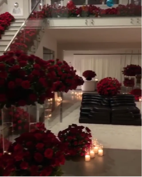 Возлюбленный сестры Кардашьян  завалил ее дом десятками тысяч роз (ФОТО)