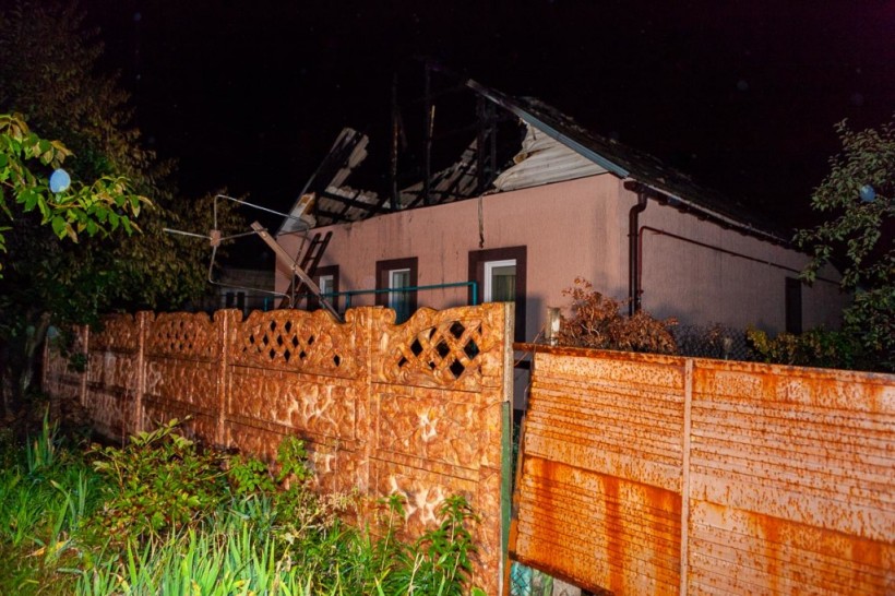 В Днепре пожар уничтожил крышу жилого дома (ФОТО)