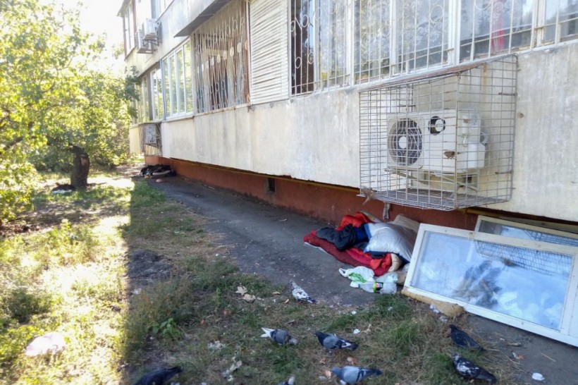 На бульваре Ярослава Гашека в Киеве у многоэтажки нашли труп, завернутый в одеяло (ФОТО, ВИДЕО)