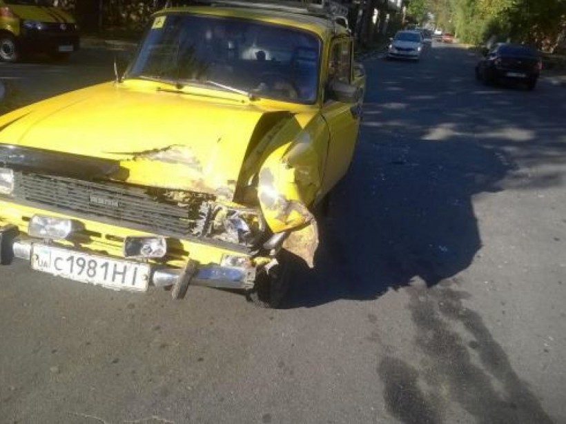 ДТП в Херсоне: от столкновения с «Москвичом» «Лада» влетела в столб (ФОТО) ДТП в Херсоне: от столкновения с «Москвичом» «Лада» влетела в столб (ФОТО)